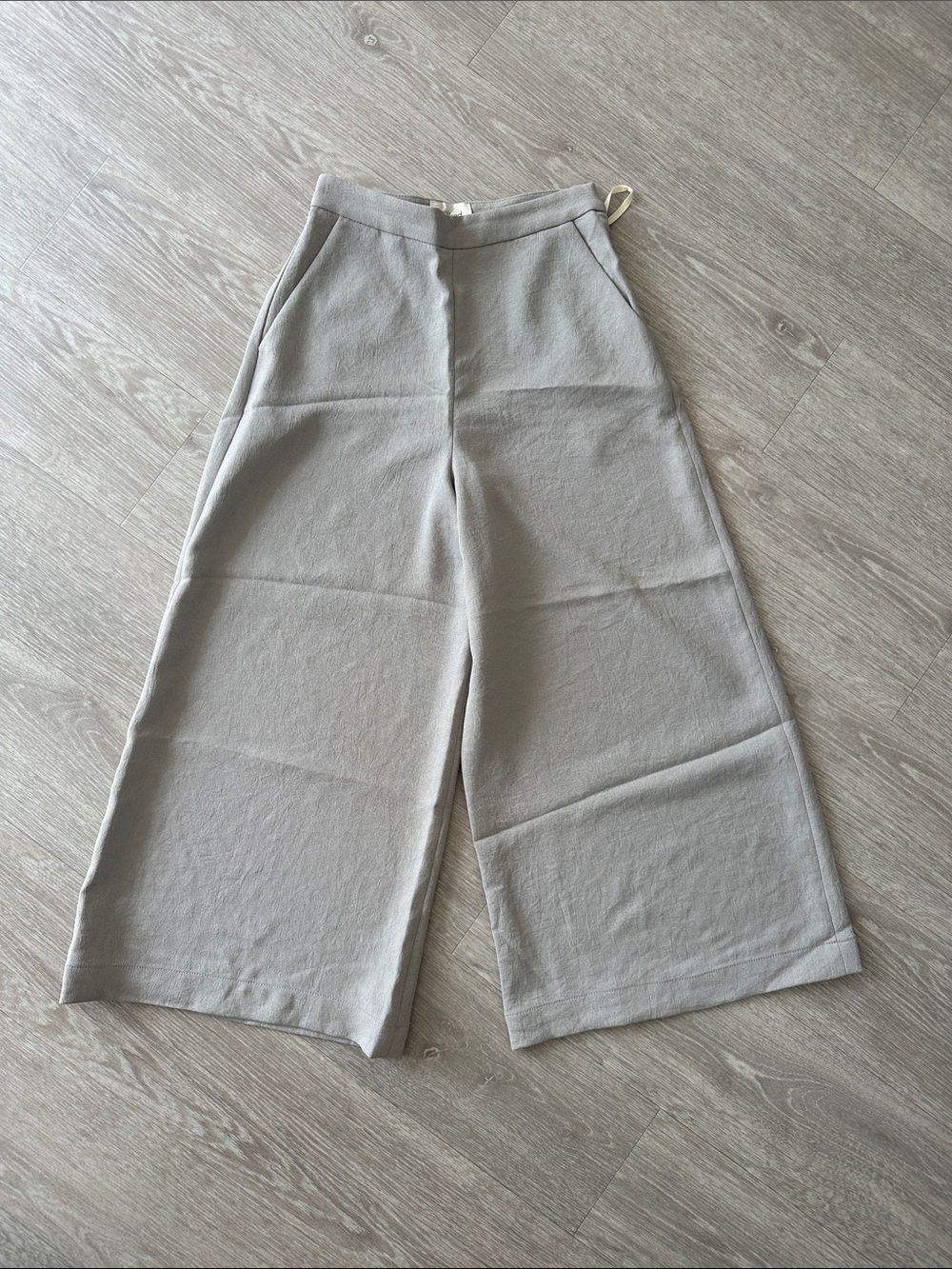 Aritzia Wilfred Wide Leg Culotte Pants in Light Gray. Preowned. Size 00